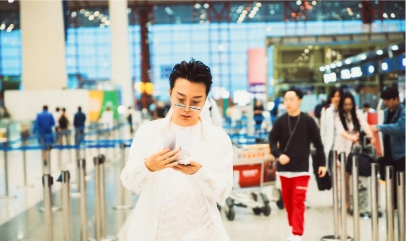 李玉刚搭配“老太太”眼镜：现身首都机场时尚范十足！准备登上航班