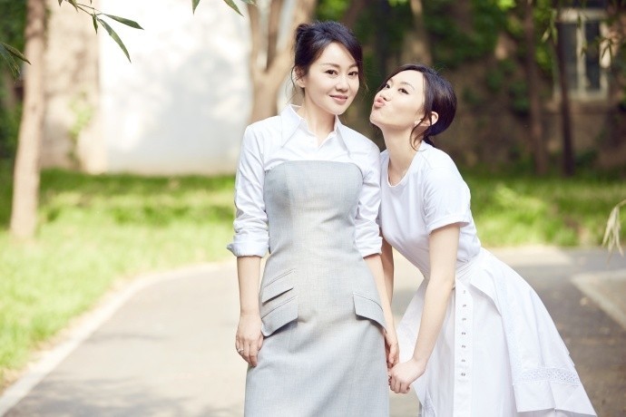 闫妮晒出写真：与女儿倚肩拥抱十分亲密，与女儿并肩不似母女似姐妹