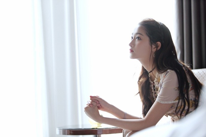 关晓彤美照曝光：她身穿印花小粉裙，编起棕色长卷发，妆容精致甜美