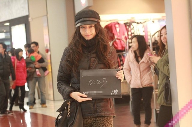 网友晒出一组迪丽热巴2011年在上海读大学时期的街拍写真：清纯可爱