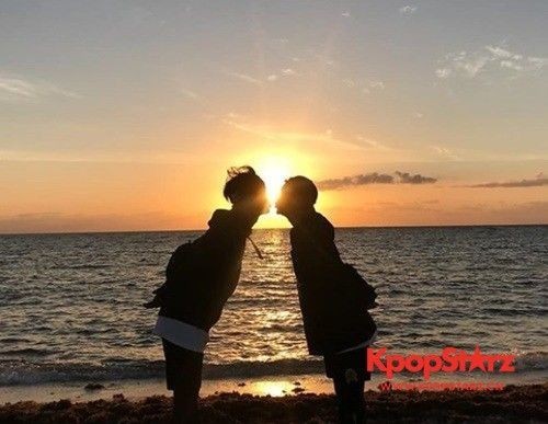 徐恩光与任炫植以海边的夕阳为背景  摆出将要亲吻的样子