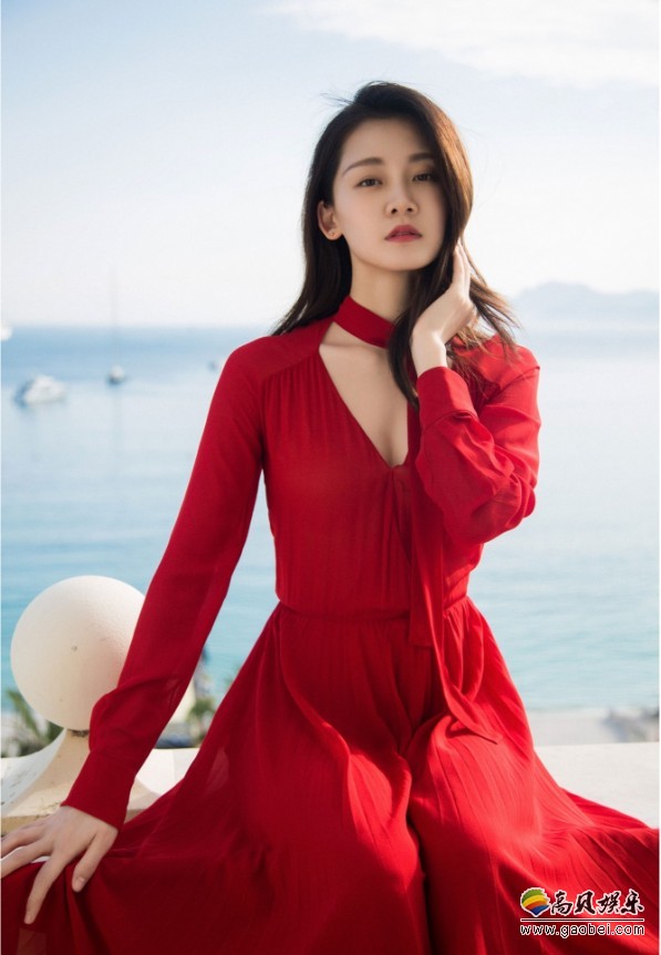 冯女郎苗苗曝光戛纳海边大片：碧海蓝天下的甲板上，一套红裙look出镜