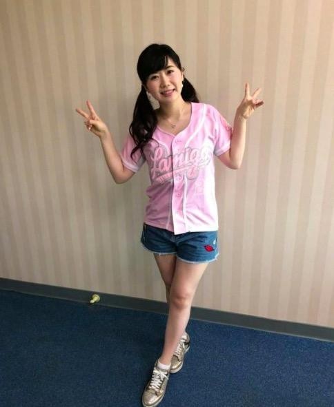 福原爱晒出可爱照：她在棒球场上开怀大笑，还和江宏杰一起对镜比心