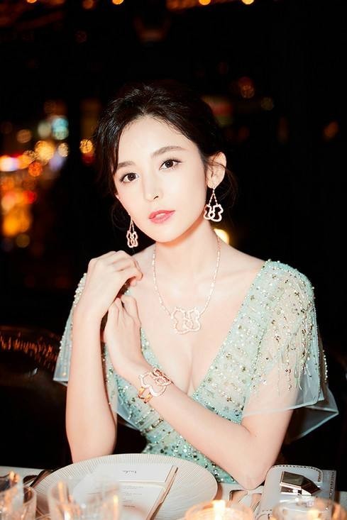 古力娜扎品牌大使身份亮相戛纳电影节：红毯首秀展现不俗时尚驾驭力