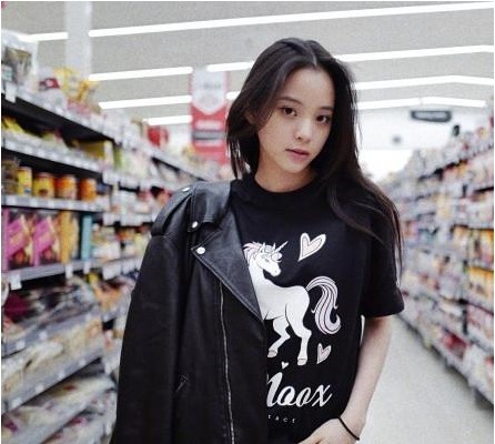 欧阳娜娜微博晒出美照：一身黑衣，手拎皮衣，披散长发，显得十分酷炫