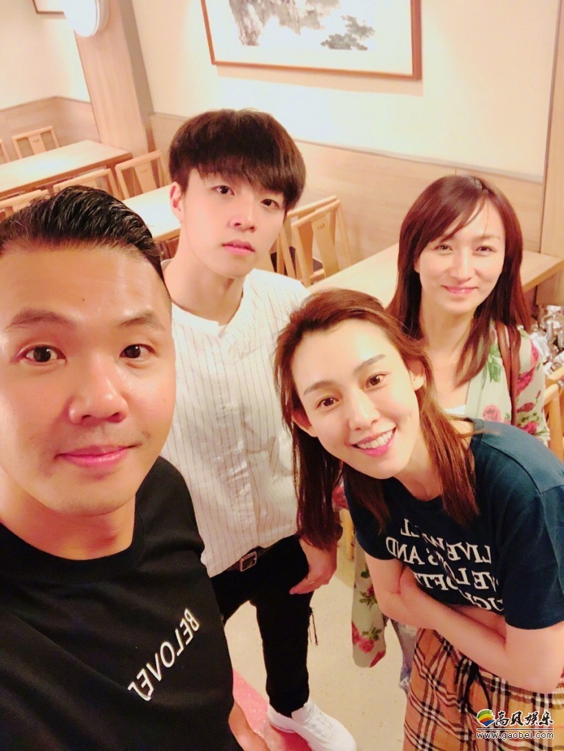 范玮琪晒出照片：照片中，陈立农与范玮琪夫妇合照，农农的妈妈也出镜
