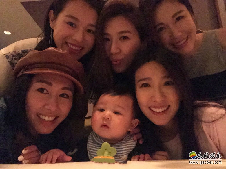 胡杏儿带着儿子Brendan与闺蜜帮聚会：众姐妹给胡杏儿儿子唱歌哄睡觉