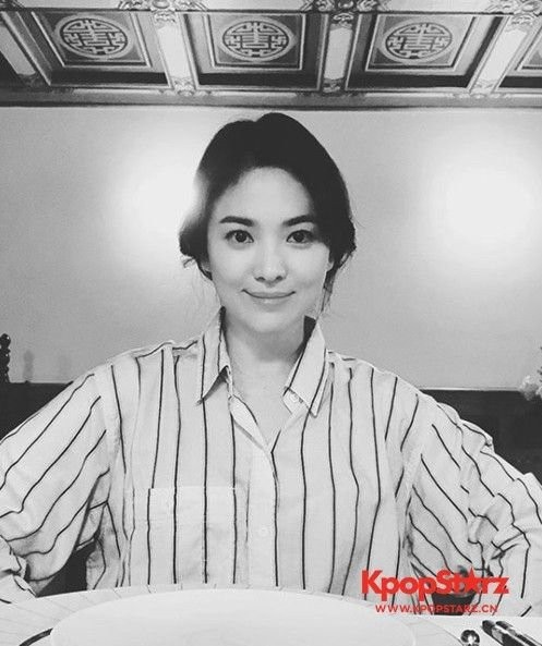 宋慧乔可爱日常公开   身穿白色条纹衬衫知性魅力