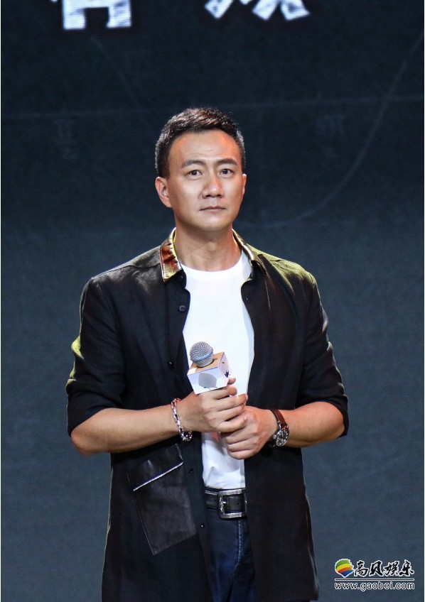 《青春同学会》“开学典礼”胡军身穿简约休闲套装亮相：青春气息十足