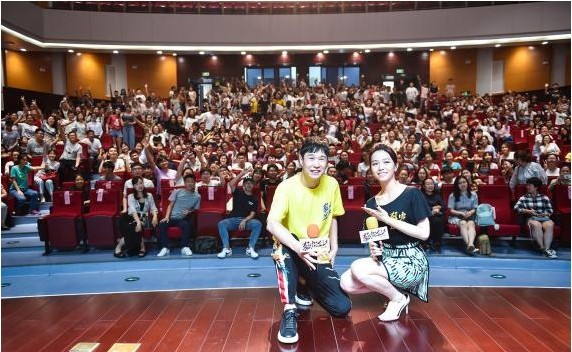 小沈阳和宋芸桦现身石家庄高校：为了即将上映的《猛虫过江》宣传造势