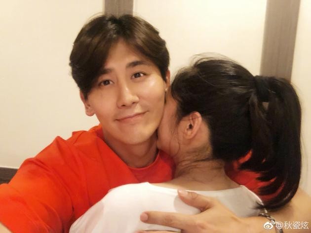 于晓光通晒自拍照和生日蛋糕  “隔空”示爱秋瓷炫