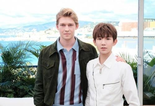 戛纳参加电影节活动的王源与霉霉男友乔·阿尔文同框：海边少年帅气