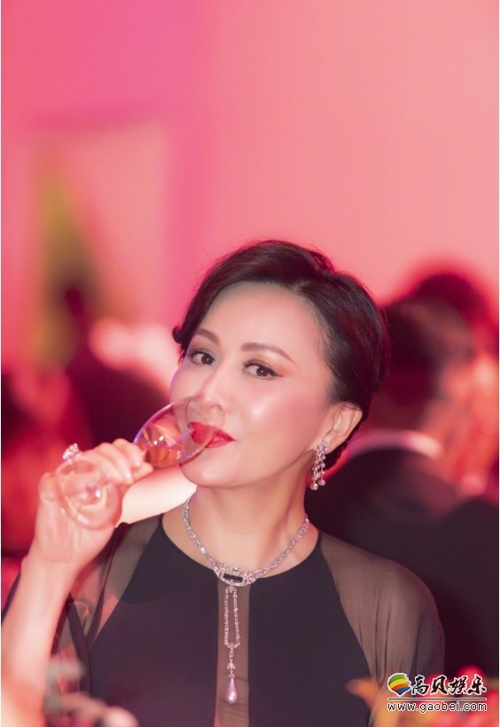 刘嘉玲晒出照片：身穿黑色透视礼服，手执香槟杯浅吟独酌，优雅大方