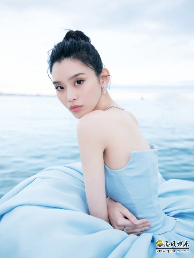 法国戛纳第71届国际电影节：奚梦瑶身穿天蓝色抹胸裙，造型甜美似公主