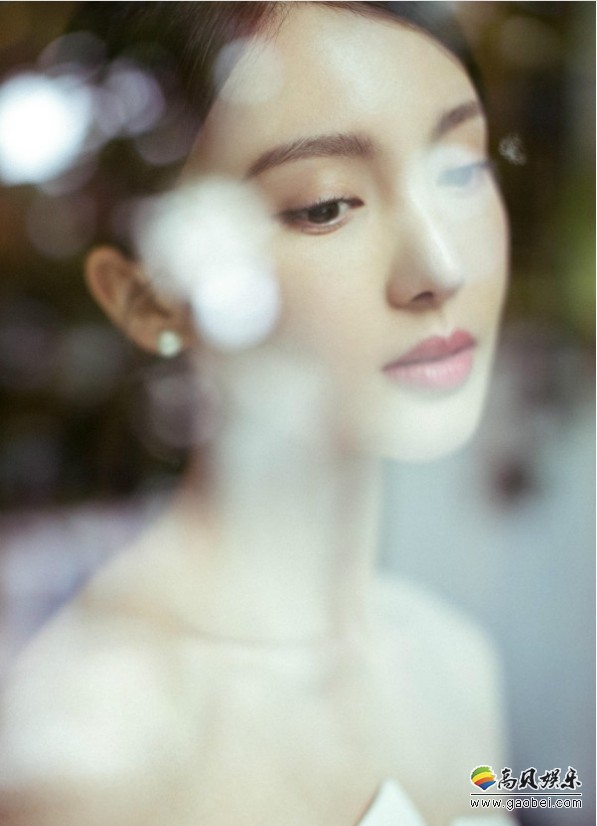 金晨时尚写真照：纯白色抹胸礼服，既干练又优雅！绰约多姿，动静皆宜