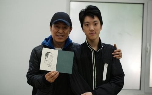 张艺谋妻子陈婷微博晒出照片：17岁儿子过生日！一家人看起来温馨有爱
