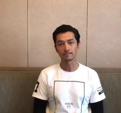 胡歌接受杂志采访视频曝光：白色T恤内搭黑色长衫，黑瘦模样令粉丝惊讶