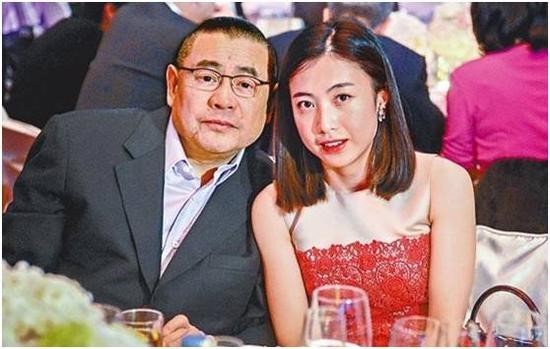 香港女首富甘比(陈凯韵)更新社交网：晒出商家送给的礼品，感谢对方支持