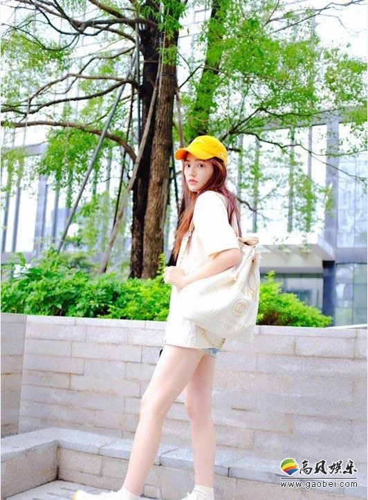 林允网上晒出照片：身穿白色长款宽松T恤，露出白嫩大美腿，少女感十足