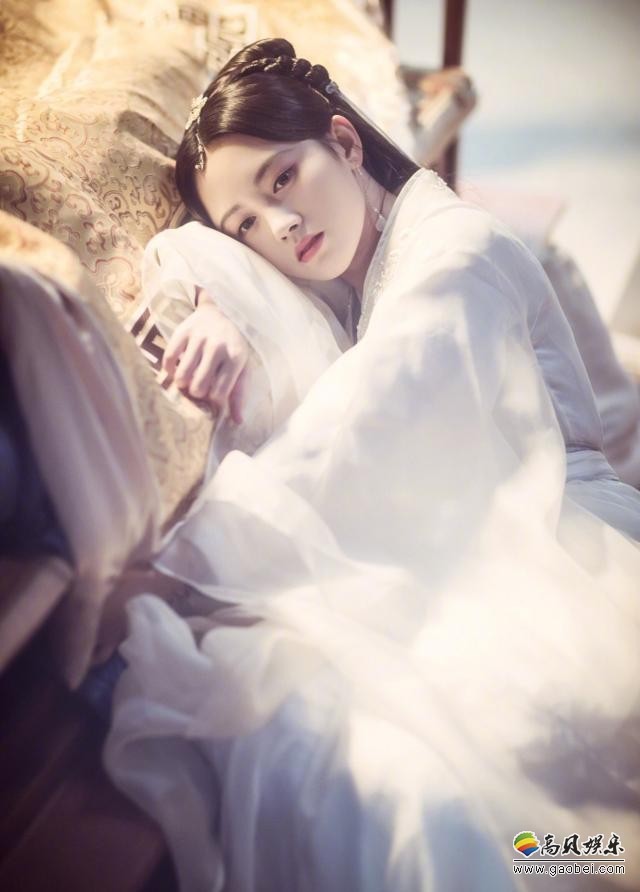 鞠婧祎晒出美照：白色古装，披散长发，飘然若仙，妆容精致，美丽动人