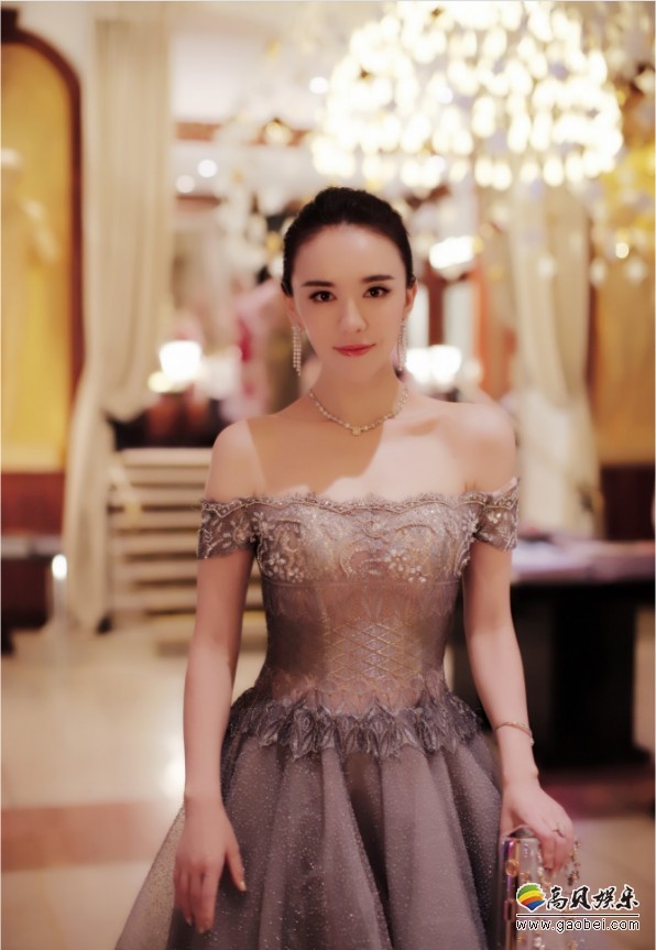 吕佳容曝光了戛纳电影节第三套礼服：露肩蛋糕礼服尽显其婉约优雅气质