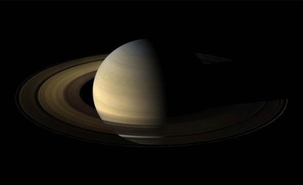 NASA发表卡西尼号拍摄照片：土星环非常薄宛若细线！将画面一分为二