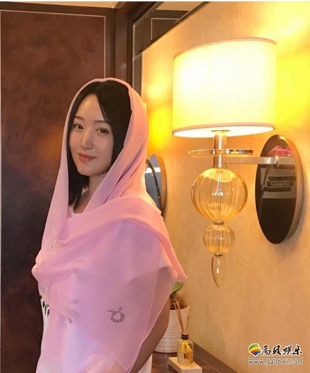 杨钰莹晒出照片：身披粉色纱巾，笑眼弯弯，皮肤白嫩！秀出美景和美食