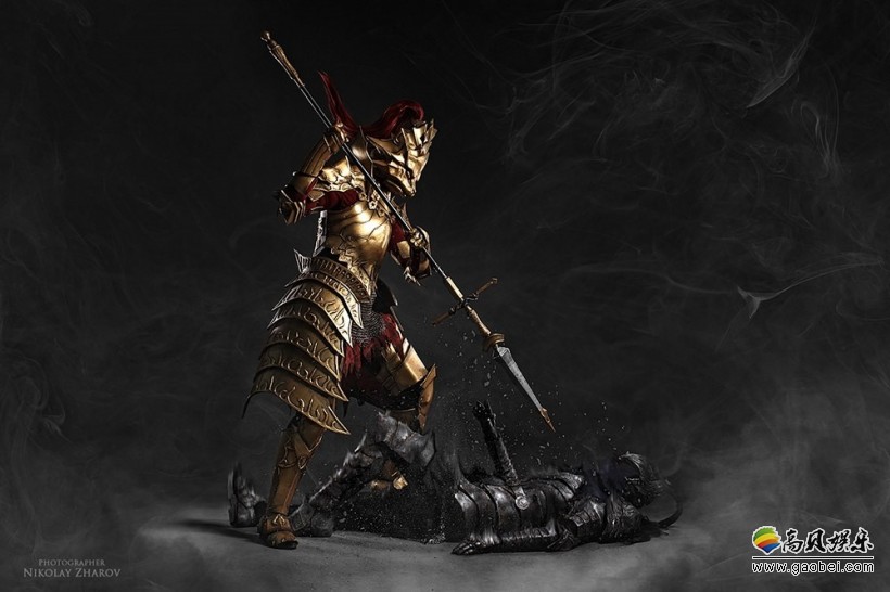 两位国外coser大佬《黑暗之魂》cos作品:猎龙者翁斯坦vs阿尔特留斯