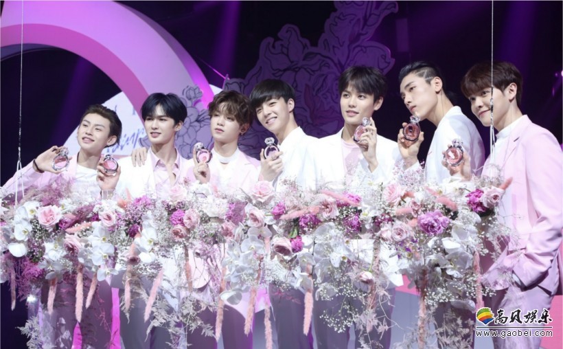 NINE PERCENT现身香水发布会：现场布置精美，嘉宾置身粉色香氛之间