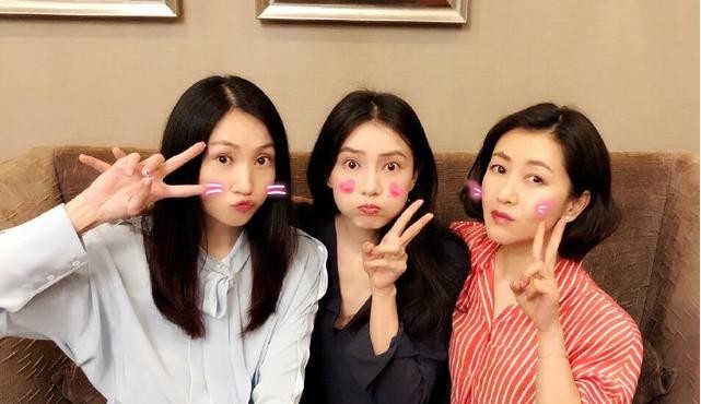 高圆圆好姐妹晒出聚会照：姐妹们一起露出灿烂笑容！依然美得无懈可击