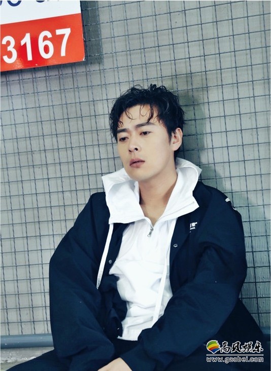 张桐帅气运动写真：湿润头发散发着满屏荷尔蒙！酷感十足尽显运动气息