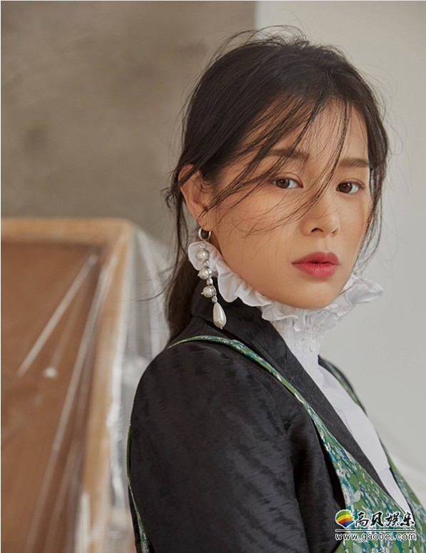 胡杏儿封面大片：演绎摩登新女性，百变混搭Look，深邃眼神极富感染力