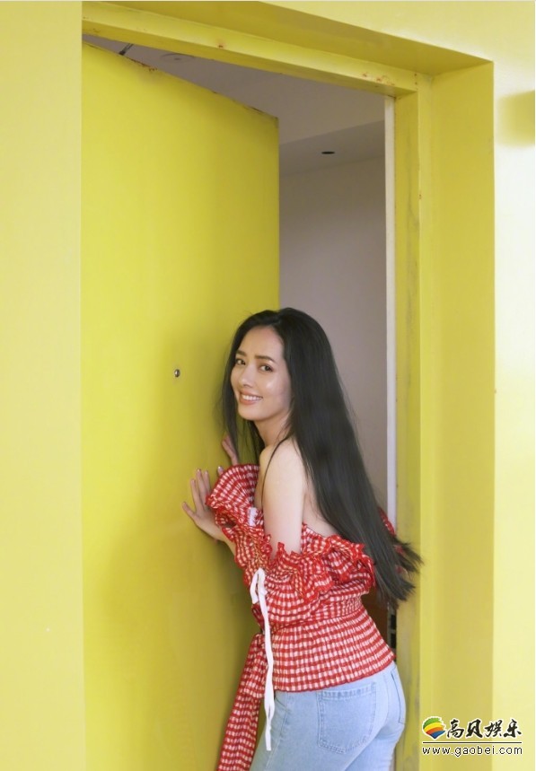 郭碧婷微博晒美照：露肩上衣尽显性感好身材，气质清纯可人，电眼撩人