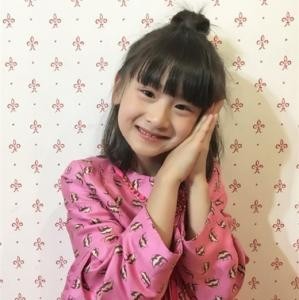 叶一茜晒出女儿森碟三连拍：梳着春丽同款发型双丸子头，逆天长腿吸睛