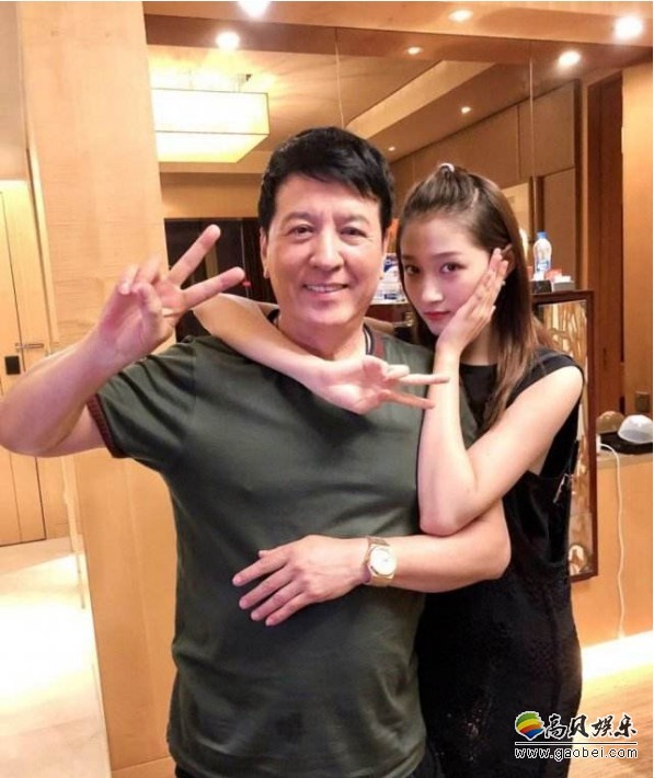 关少曾晒出和女儿关晓彤合影父女俩背后拥抱亲密依偎很是温情有爱