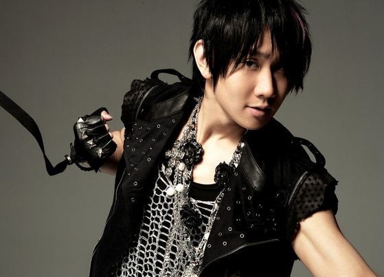 林俊杰微博感谢演唱会圆满结束；戴头盔穿银铠甲“鹰”造型酷帅满分