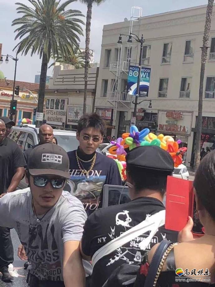 《中国新说唱》北美赛区海选开始：吴亦凡现身赛区现场，墨镜搭配大金链