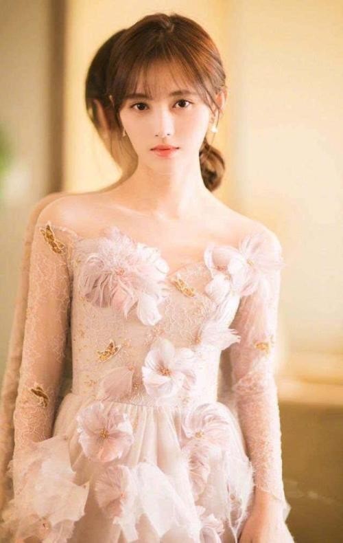 鞠婧祎微博晒“暗黑风格”自拍照：身穿碎花长裙系红领结，眼神忧郁