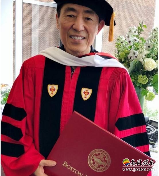 陈婷晒出张艺谋近照：张艺谋手拿毕业证书，与同学们阔步前行喜笑颜开