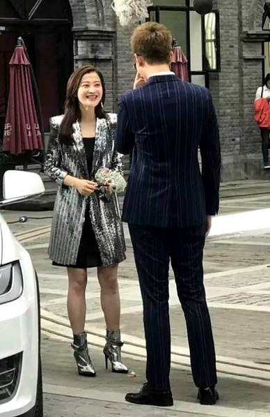 梅婷拍摄新戏和小鲜肉搭戏：银色外套高跟鞋戴黑超“女王”气场超强大