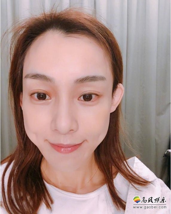 范玮琪晒出自拍照：她身着白色T恤，头发简单披在肩上，十分悠闲随性