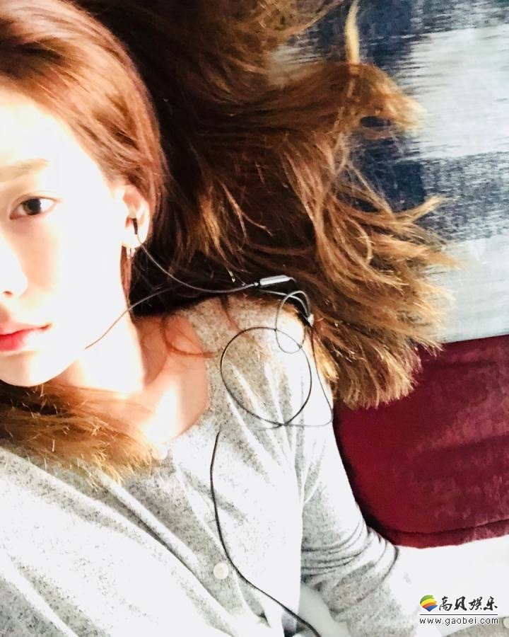 少女时代成员泰妍社交网络连晒搞怪自拍：或戴兔耳特效，或戴墨镜特效