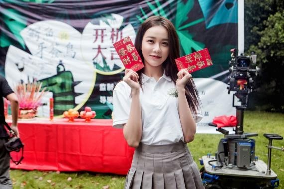 《鳄鱼与牙签鸟》开机仪式:黄一琳灰色短裙搭配白色T恤!宛若邻家女孩 《鳄鱼与牙签鸟》开机仪式:黄一琳灰色短裙搭配白色T恤!宛若邻家女孩