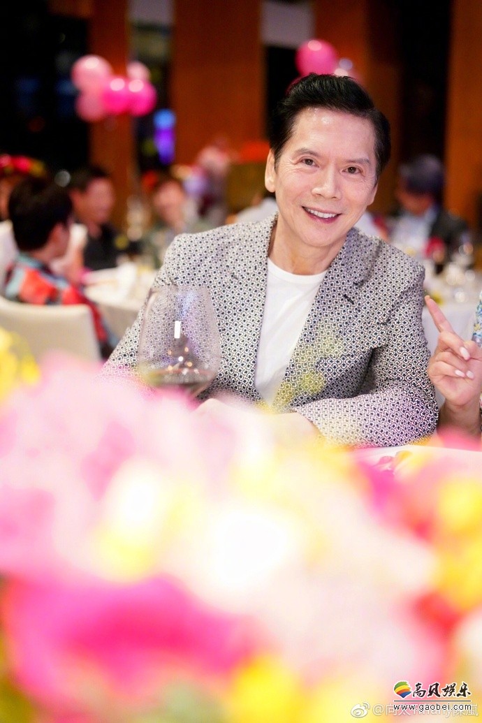 照片中,向太与老公向华强依偎合影十分恩爱.