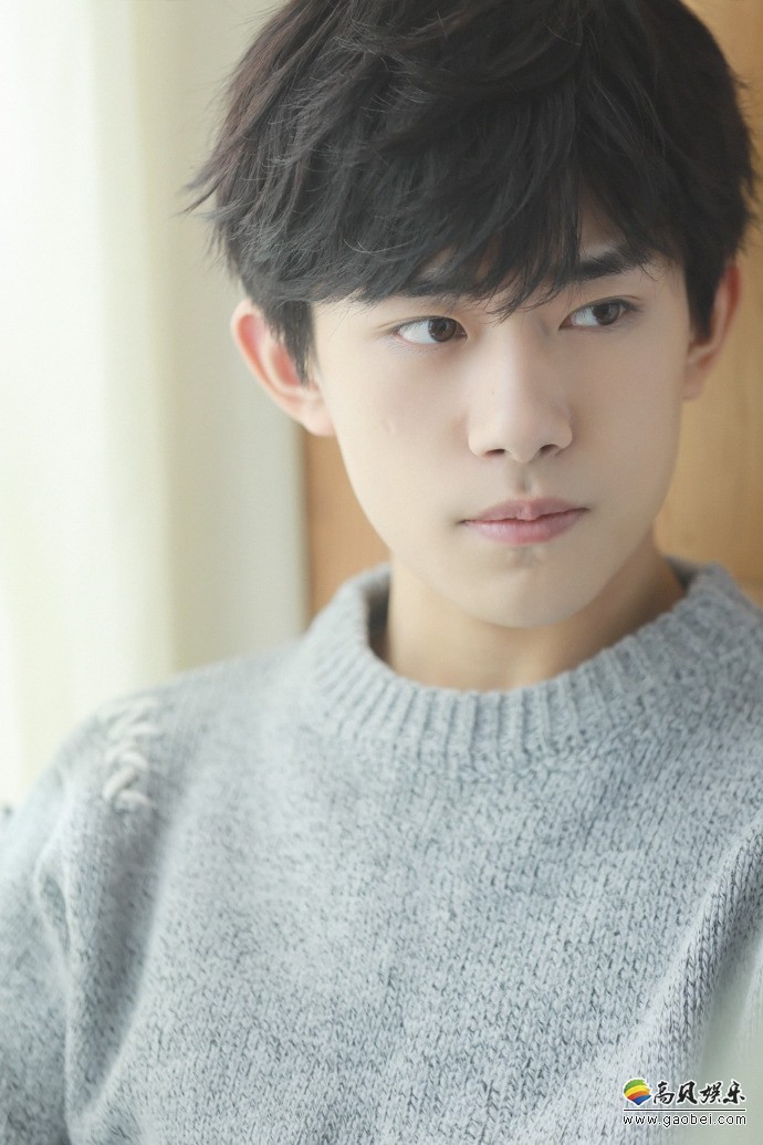 工作室晒出一组易烊千玺看书撸猫照片少年安静模样侧颜帅气真是迷人