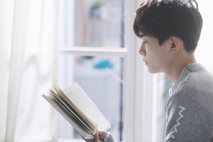 工作室晒出一组易烊千玺看书撸猫照片:少年安静模样侧颜帅气真是迷人