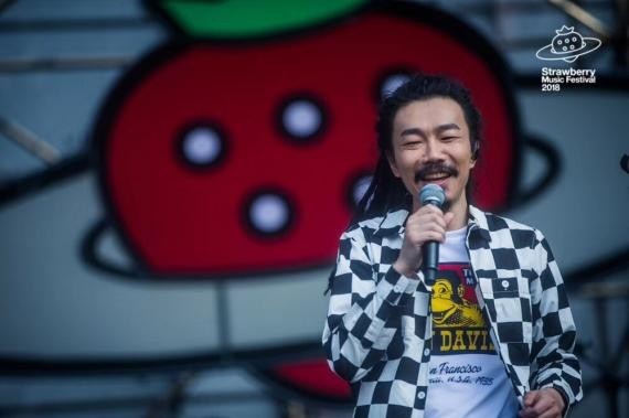臧鸿飞“空降”成都草莓音乐节:首唱自己的最新原创单曲《爱拼才会赢》 臧鸿飞“空降”成都草莓音乐节:首唱自己的最新原创单曲《爱拼才会赢》