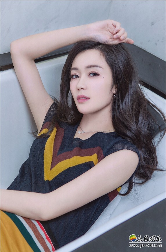 汤晶媚发布生日写真集：身穿淑女裙置身浴缸之中，调皮洒脱又魅惑动人