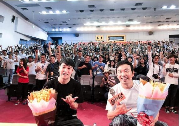 小沈阳和潘斌龙现身苏州高校：黑帮动作喜剧电影《猛虫过江》宣传造势