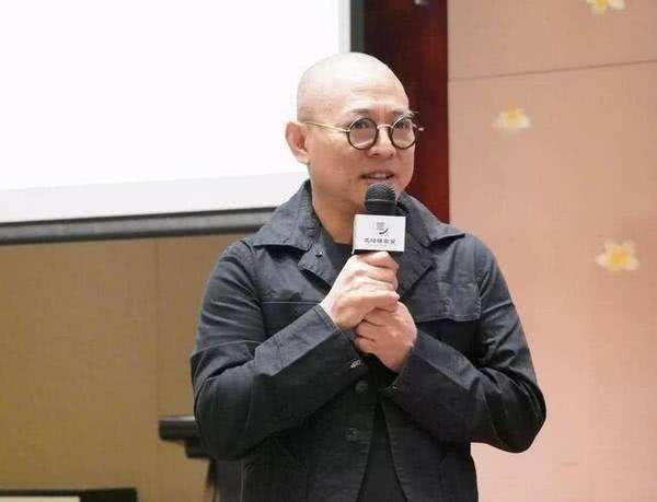 李连杰外国经纪人指他情况很好；公开李连杰笑容满面近照证明身体健康